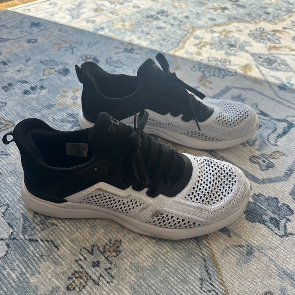 APL Techloom Tracer Black and White Women’s Size 7.5
